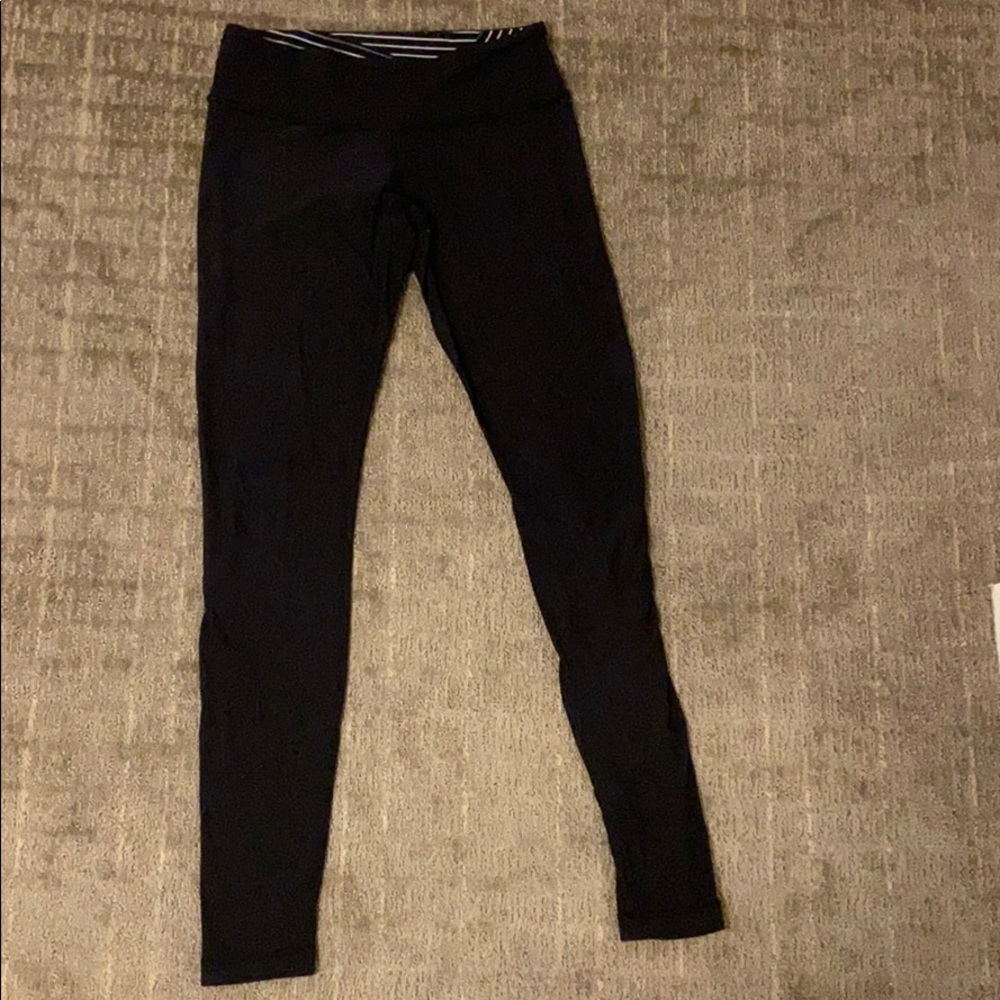 All black reversible waist Lululemon wunder under